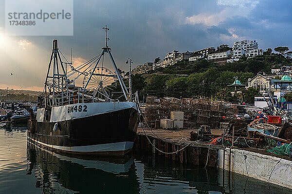 Dramatischer Himmel bei Sonnenuntergang über Torquay Marina in Torquay  Devon  England  Großbritannien  Europa