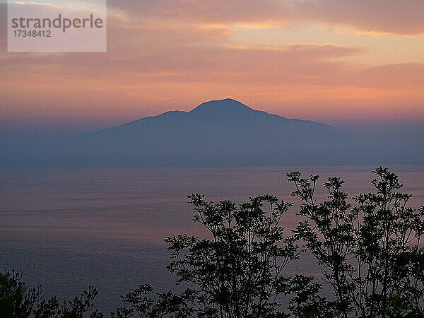 Vulkan Vesuv  Morgenrot vor Sonnenaufgang  Golf von Sorrent  Kalabrien  Italien  Europa
