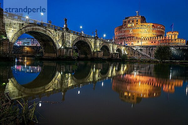 Engelsbrücke und Engelsburg  blaue Stunde  Spiegelung im Tieber  Rom  Italien  Europa