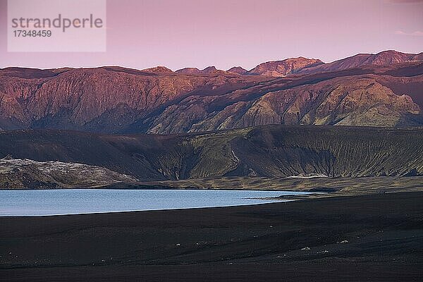 See und Berge im Abendlicht  nahe Veiðivötn  isländisches Hochland  Island  Europa