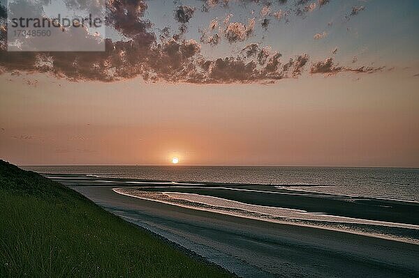 Düne und Sonnenuntergang am Nord Strand  Nordsee  Wangerooge  Niedersachsen  Deutschland  Europa