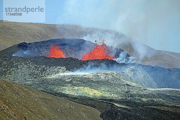 Aktiver Vulkan mit Lavafontänen  Vulkankrater  Fagradalsfjall  Geldingadalir  Reykjanes  Sudurnes  Island  Europa