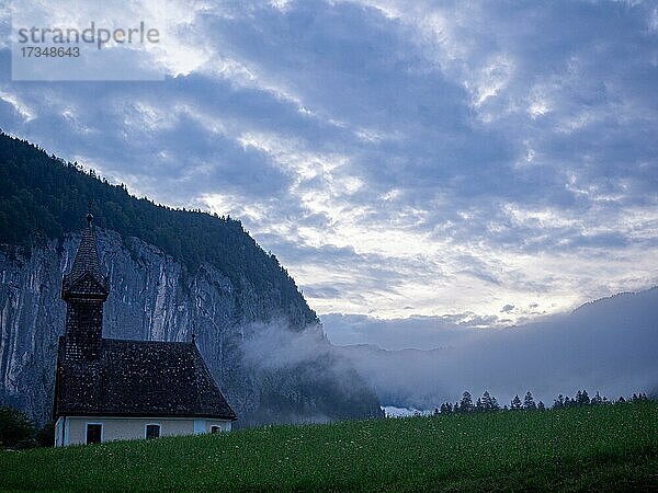 Morgenstimmung  Raphael-Kirche  Dorfkirche in Gößl  Gemeinde Grundlsee  Ausseerland  Salzkammergut  Steiermark