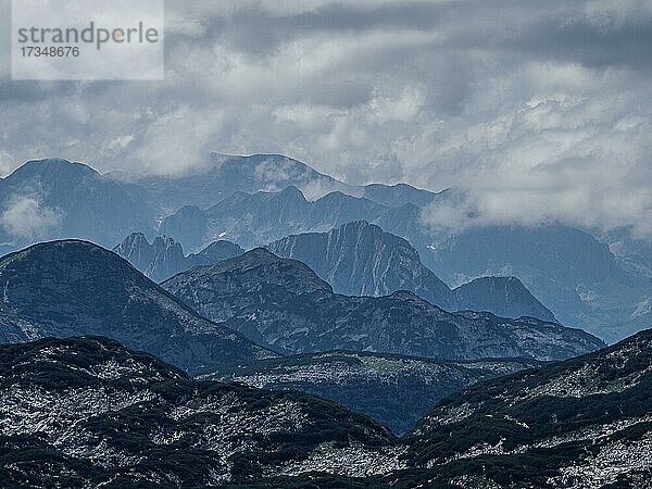 Gebirgskulisse  Blick vom Kirppenstein  Salzkammergut  Oberösterreich  Österreich  Europa