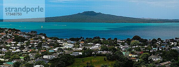 Vulkaninsel Rangitoto  von Devonport aus gesehen  Auckland  Neuseeland  Ozeanien