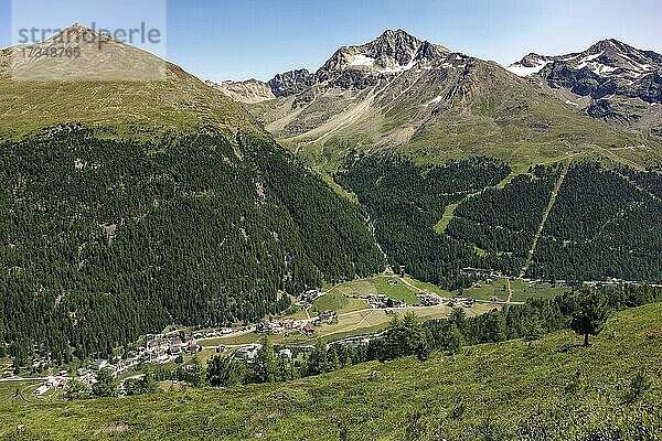 Blick vom Restaurant Langenstein  K2  in das Suldental  hinten Innere Pederspitze und Hintere Schöntaufspitze  Bergdorf Sulden  Solda  Ortsteil der Gemeinde Stilfs  Suldental  Ortler-Alpen  Ortles  Vinschgau  Trentino-Südtirol  Italien  Europa