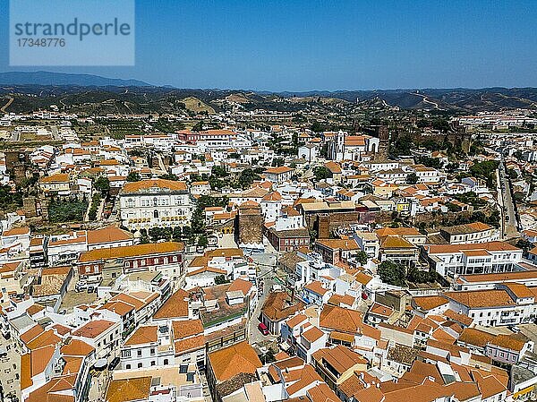 Luftaufnahme von Silves mit maurischer Burg und historischer Kathedrale  Algarve  Portugal  Europa