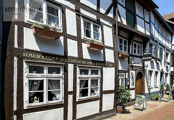 His?orisches Fachwerkhaus in kleiner Altstadtgasse  Hameln  Niedersachsen  Deutschland  Europa