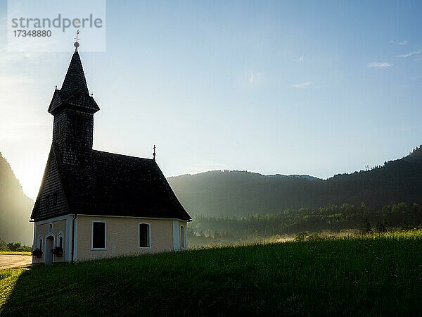 Morgenstimmung  Raphael-Kirche  Dorfkirche in Gößl  Gemeinde Grundlsee  Ausseerland  Salzkammergut  Steiermark