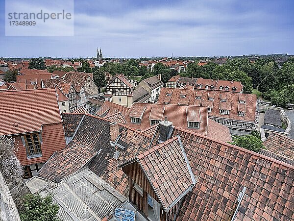Blick vom Schlossberg auf die Dächer von Quedlinburg  Sachsen-Anhalt  Deutschland  Europa