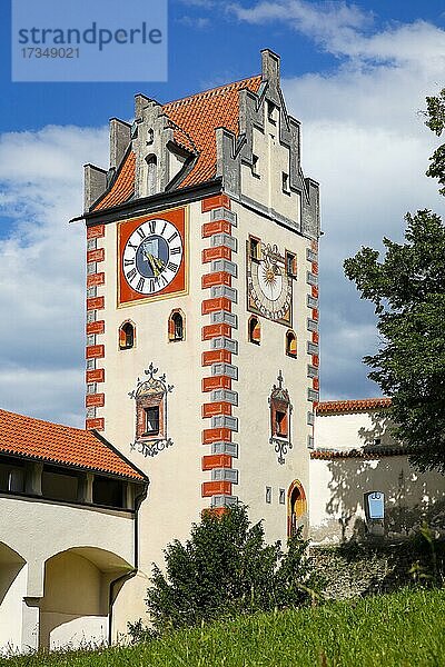 Hohes Schloss  Torturm auch Uhrturm  Füssen  Romantische Straße  Ostallgäu  Bayern  Deutschland  Europa