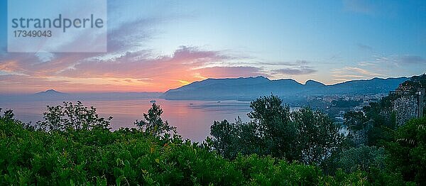 Morgenrot vor Sonnenaufgang  Golf von Sorrent  Kalabrien  Italien  Europa