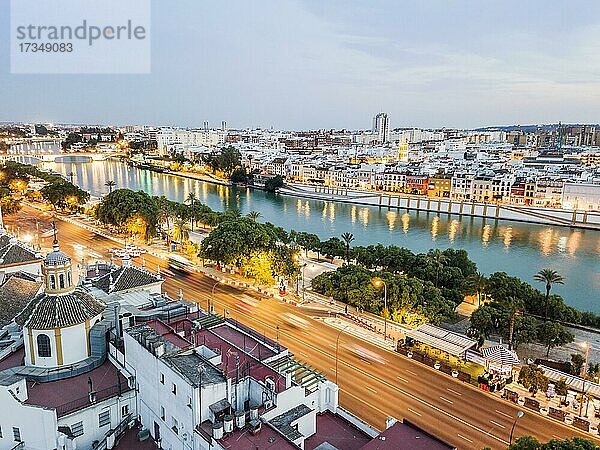 Luftaufnahme der Altstadt mit dem Fluss in Sevilla am Abend  Andalusien  Spanien  Europa