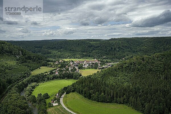 Blick ins Donautal auf die Gemeinde Beuron mit der Erzabtei  Oberes Donautal  Beuron  Baden-Württemberg  Deutschland  Europa