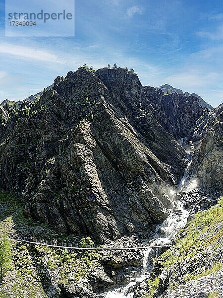 Hängebrücke  44m lang  über Suldenbach  nahe Bergdorf Sulden  Solda  Ortsteil der Gemeinde Stilfs  Suldental  Ortler-Alpen  Ortles  Vinschgau  Trentino-Südtirol  Italien  Europa