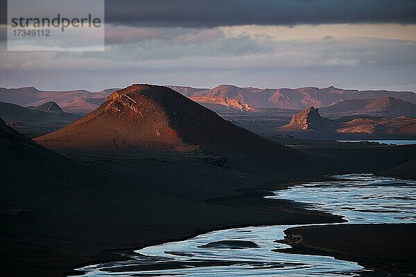 Berge und Fluss Tungnaá im Abendlicht  isländisches Hochland  Island  Europa