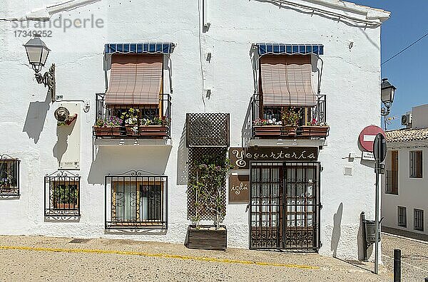 Enge Straßen mit weißen Häusern in der Altstadt von Altea  Spanien  Europa