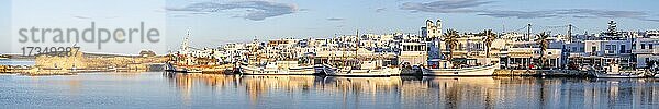Abendstimmung  Stadtansicht  Hafen mit Fischerbooten  Hafenstadt Naoussa  Insel Paros  Kykladen  Griechenland  Europa
