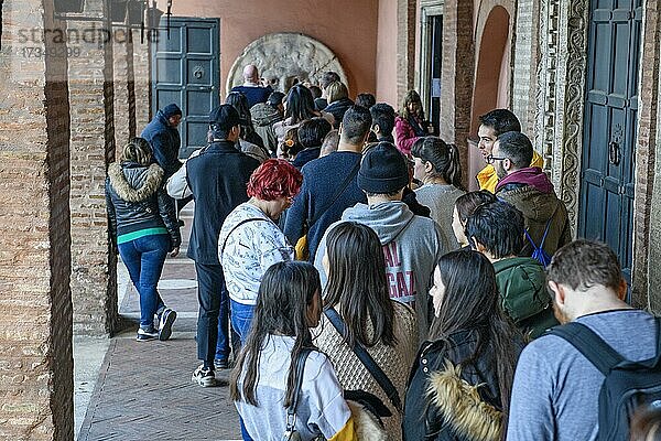 Warteschlange von Touristen vor Mund der Wahrheit  Basilica Santa Maria di Cosmedin  Forum Boarium  Rom  Latium  Italien  Europa