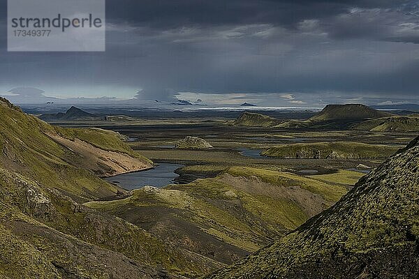 Blick vom Berg Sveinstindur  moosbewachsene Hügel  Berge  Fluss Skaftá  Laki  Vatnajökull  isländisches Hochland  Island  Europa