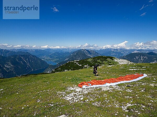 Paraglider am Krippenstein mit Hallstättersee  Hallstatt  Salzkammergut  Oberösterreich  Österreich  Europa