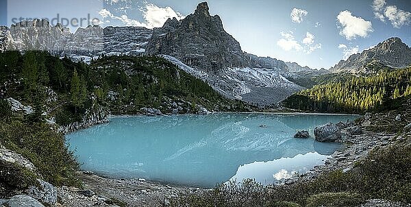 Türkisgrüner Sorapissee  Lago di Sorapis mit Spiegelung und Bergspitze Dito di Dio  Dolomiten  Belluno  Italien  Europa