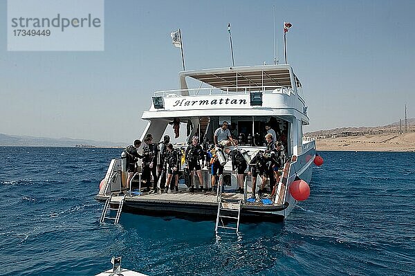 Taucher stehen auf Taucherplattform von Tauchschiff  Rotes Meer  Aqaba  Jordanien  Asien