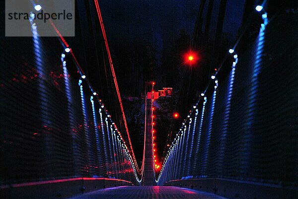 Fußgänger-Hängebrücke in Form einer Seilbrücke bei Nacht  Highline179  über die Fernpassstraße B 179 südlich von Reutte in Tirol Österreich