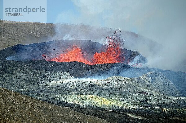 Aktiver Vulkan mit Lavafontänen  Vulkankrater  Fagradalsfjall  Geldingadalir  Reykjanes  Sudurnes  Island  Europa