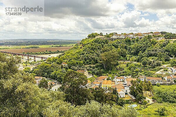 Skyline von Santarem mit dem Fluss Tejo und der Burg auf dem Hügel  Santarem  Portugal  Europa