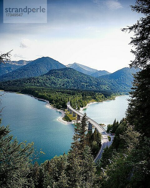 Brücke von Landstraße des Sylvensteinsee  Bayern  Deutschland  Europa