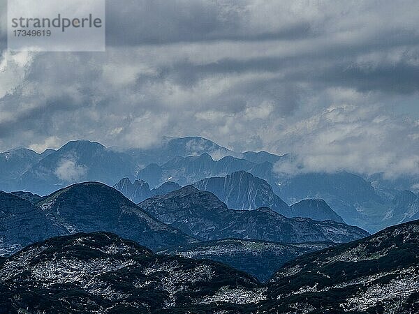 Gebirgskulisse  Blick vom Kirppenstein  Salzkammergut  Oberösterreich  Österreich  Europa