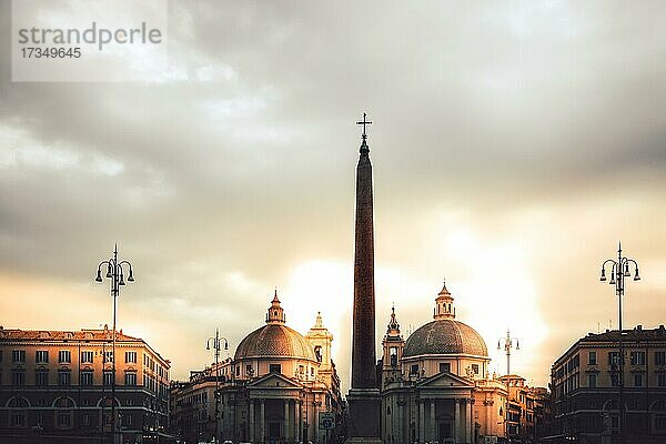 Sonnenaufgang auf einem Platz mit alten Gebäuden  Piazza del Popolo  Rom  Italien  Europa