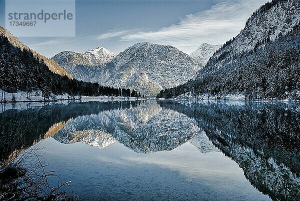 Sonnenuntergang von See im Winter  Plansee  Tirol  Österreich  Europa