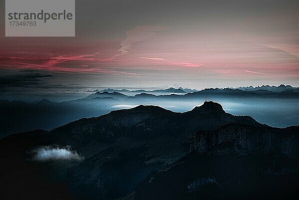 Sonnenaufgang und Nebel über Bergen Richtung Bodensee von Gipfel Schäfler  im Schweizer Kanton Appenzell Innerrhoden  Alpstein Gebiet  Schweiz  Europa
