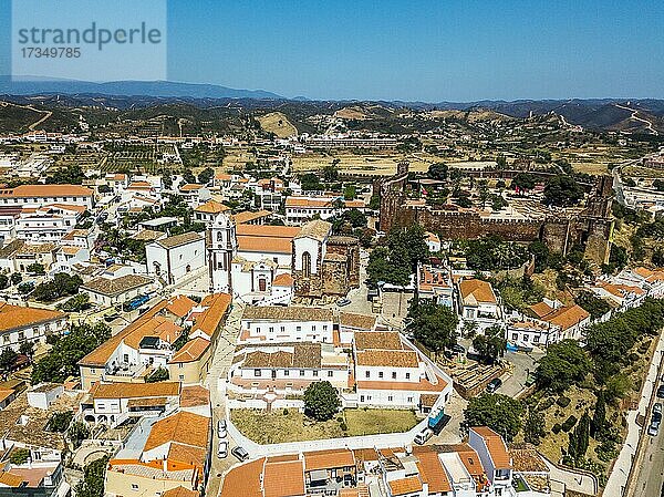 Luftaufnahme von Silves mit maurischer Burg und historischer Kathedrale  Algarve  Portugal  Europa