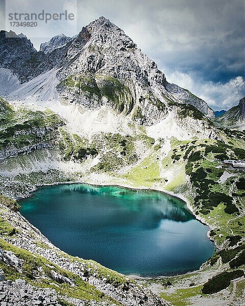 Blauer See mit Bergen  Drachensee bei Ehrwald  Tirol  Österreich  Europa