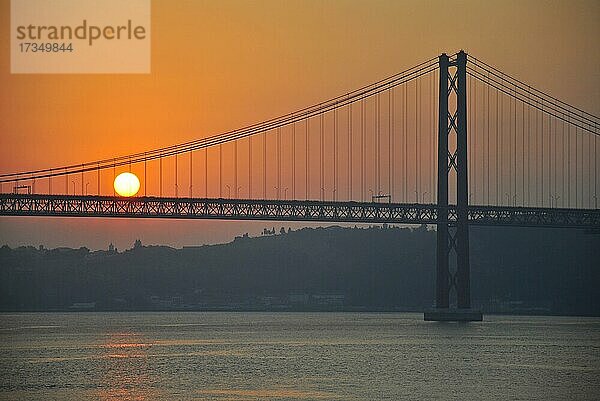 Brücke mit Meer bei Sonnenuntergang  Ponte 25 de Abril  über Tejo in Lissabon und Almada  Portugal  Europa