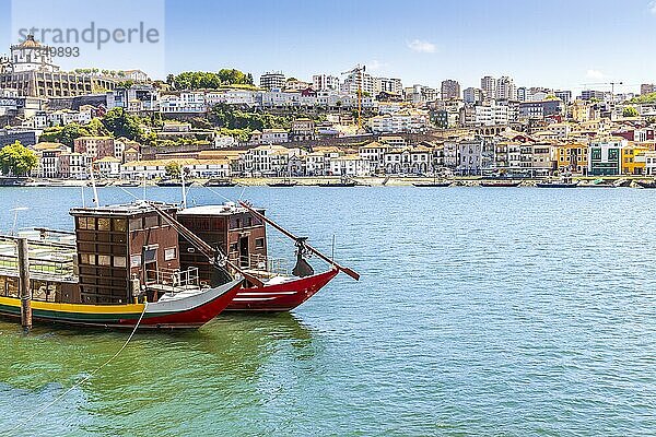 Fluss Douro mit traditionellen Booten und Vila Nova de Gaia im Hintergrund  Porto  Portugal  Europa