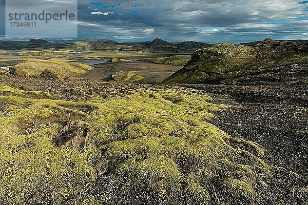 Blick vom Berg Sveinstindur  moosbewachsene Hügel  Berge  Fluss Skaftá  isländisches Hochland  Island  Europa