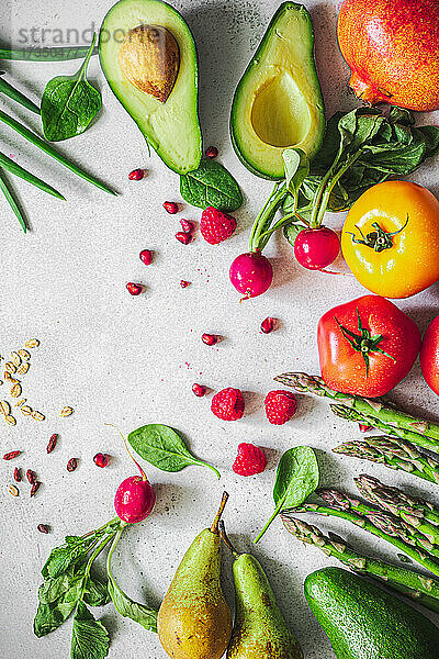 Stillleben mit buntem Obst und Gemüse