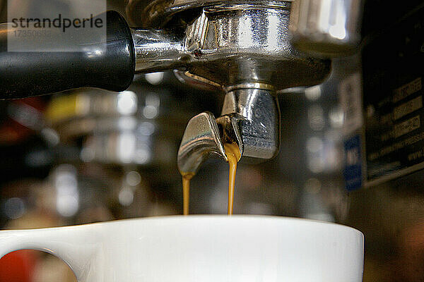 Doppelte Espresso fließt aus der Maschine in die Tasse