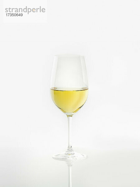 Ein Glas Weisswein vor weißem Hintergrund
