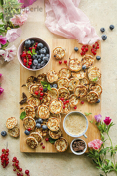 Mini Pancakes mit Schokolade und Obst