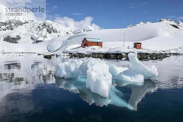 Das Bootshaus der argentinischen Forschungsstation Base Brown  Paradise Bay  Antarktis  Polarregionen