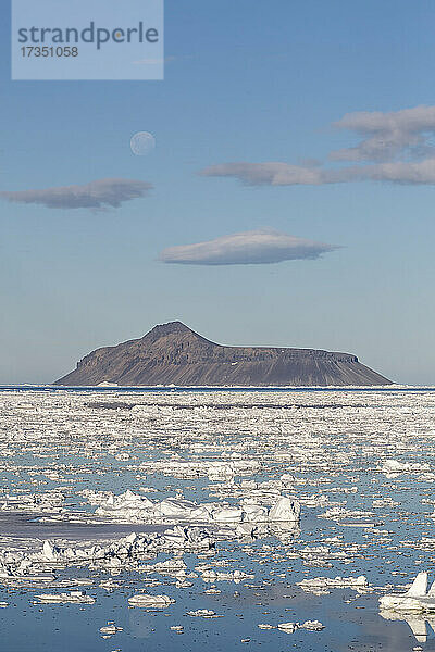 Der fast volle Supermond über der Insel Cogburn  Weddellmeer  Antarktis  Polarregionen