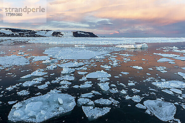 Sonnenuntergang auf dem Meereis des ersten Jahres bei Cogburn Island  Weddellmeer  Antarktis  Polarregionen