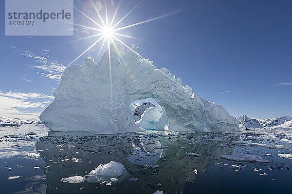 Detail eines Eisbergs in der Paradise Bay  Antarktis  Polarregionen