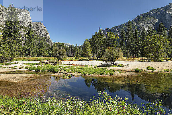 Merced River im Yosemite Valley  Yosemite-Nationalpark  UNESCO-Welterbe  Kalifornien  Vereinigte Staaten von Amerika  Nordamerika