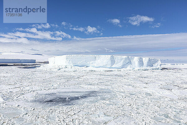 Eisberg im winterlichen Meereis im Weddellmeer  Antarktis  Polarregionen